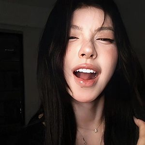 黃**